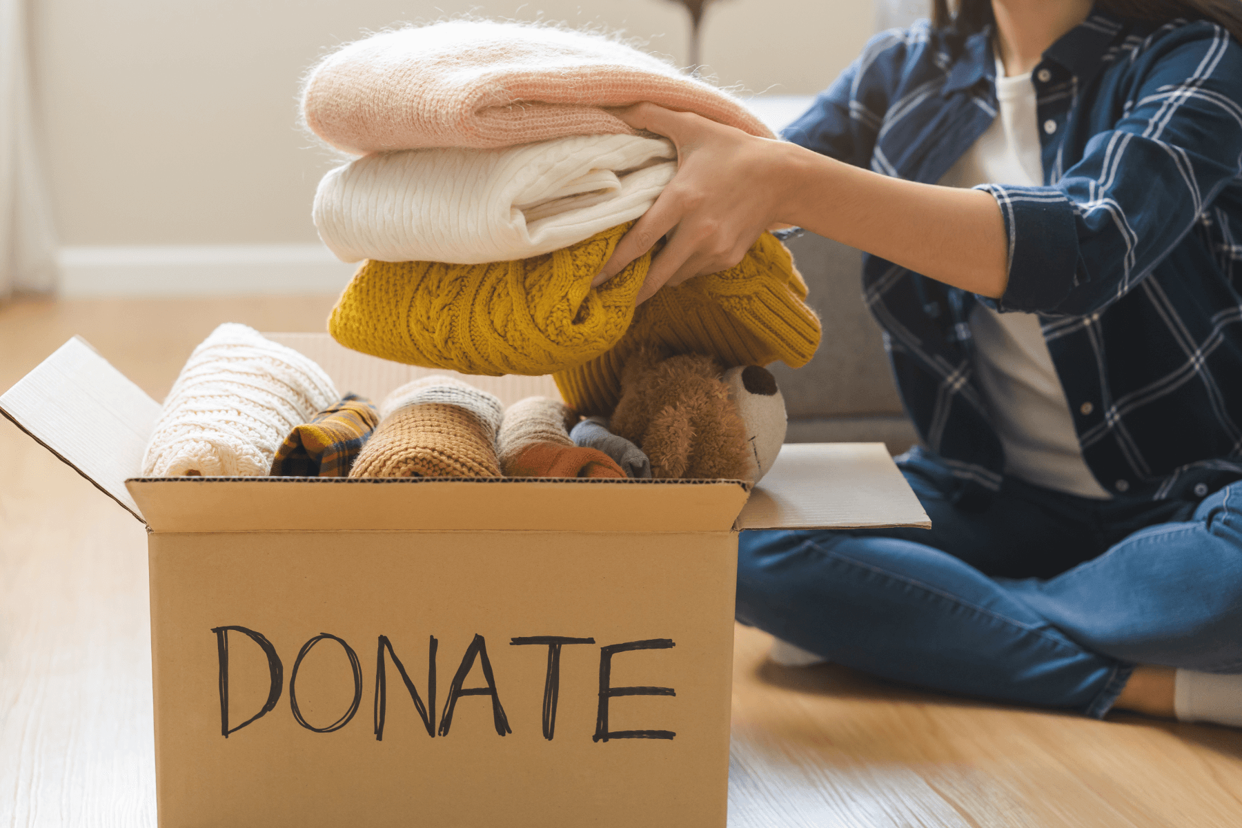 packing-donation-clothes_600125032